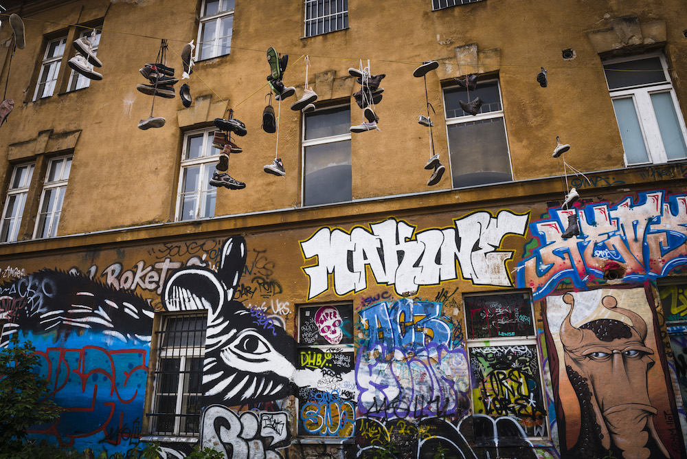 Graffiti spôsobujú v doprave miliónové škody: aké sú riešenia?
