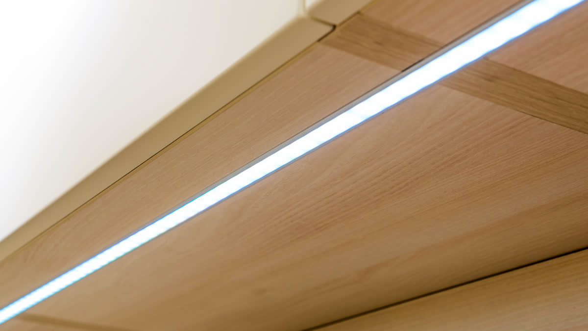 LED pásek bez hliníkového profilu roztaví lepidlo při šedesáti stupních