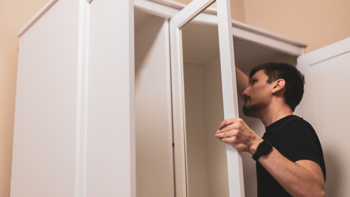 Skříň bez vyrovnání má dveře mimo o osm milimetrů